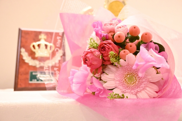 名入れされた盾と花束